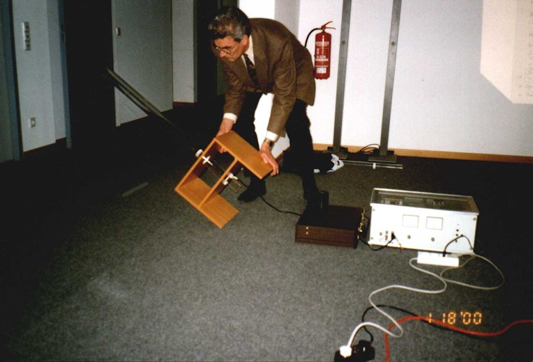 Foto: Prof. Dr. K. Unger demonstriert die Klangerzeugung an seiner elektrischen Glasposaune.